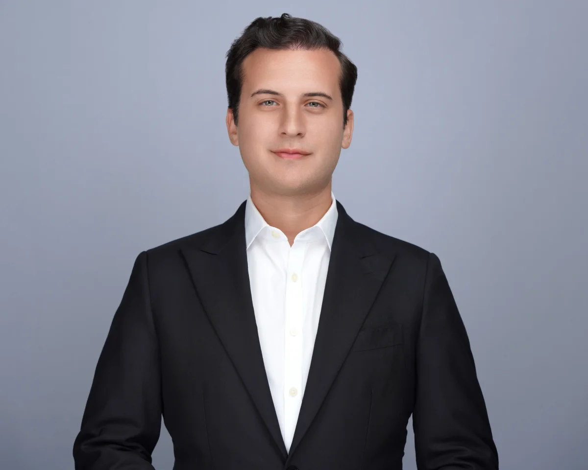 Light background headshot South Florida